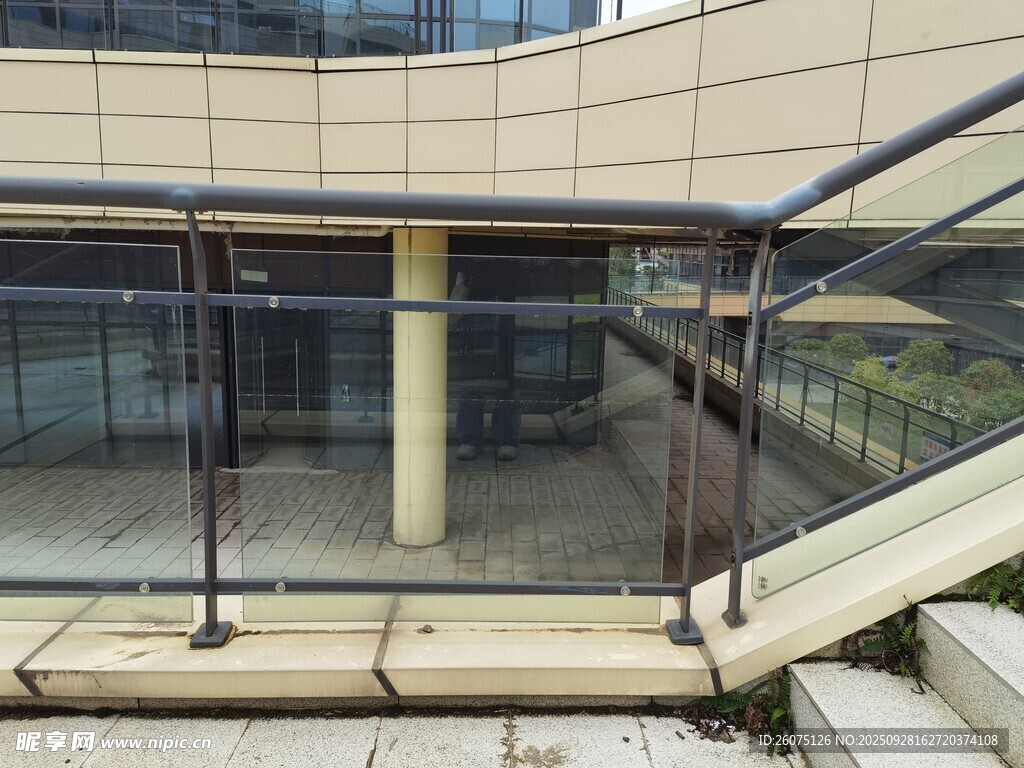 现代建筑玻璃围栏外观