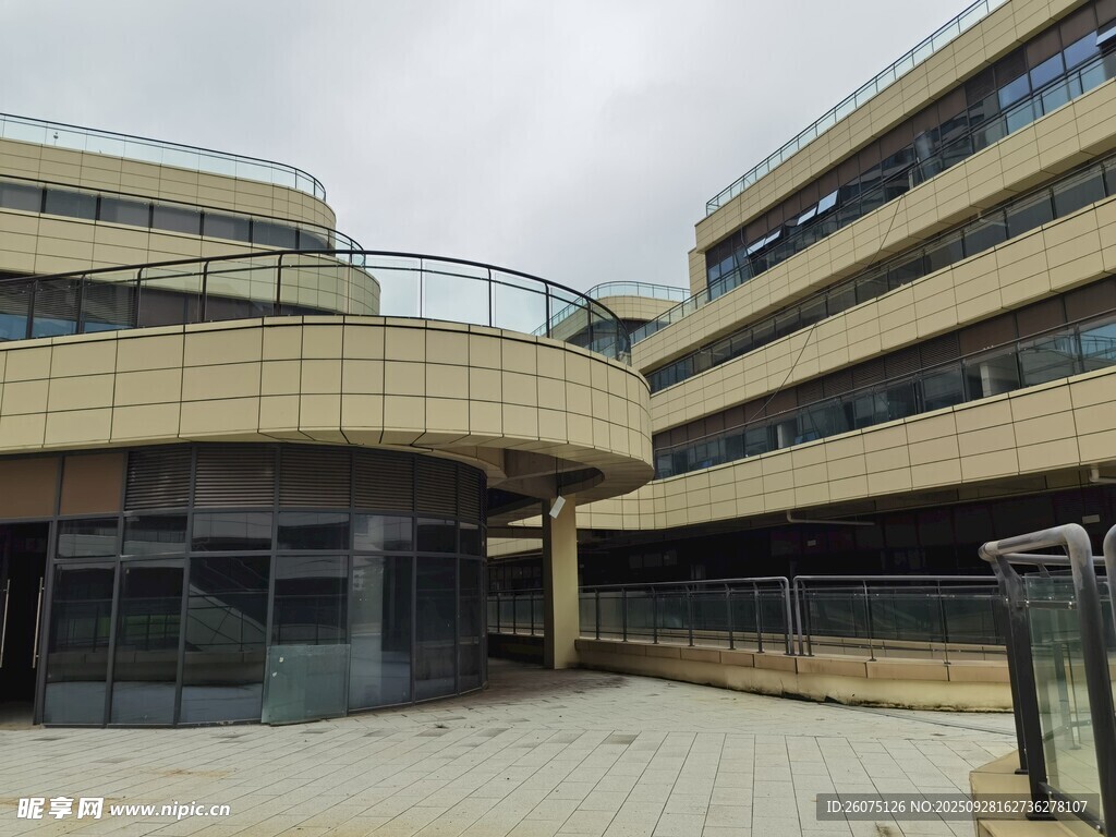 现代风格多层建筑外观