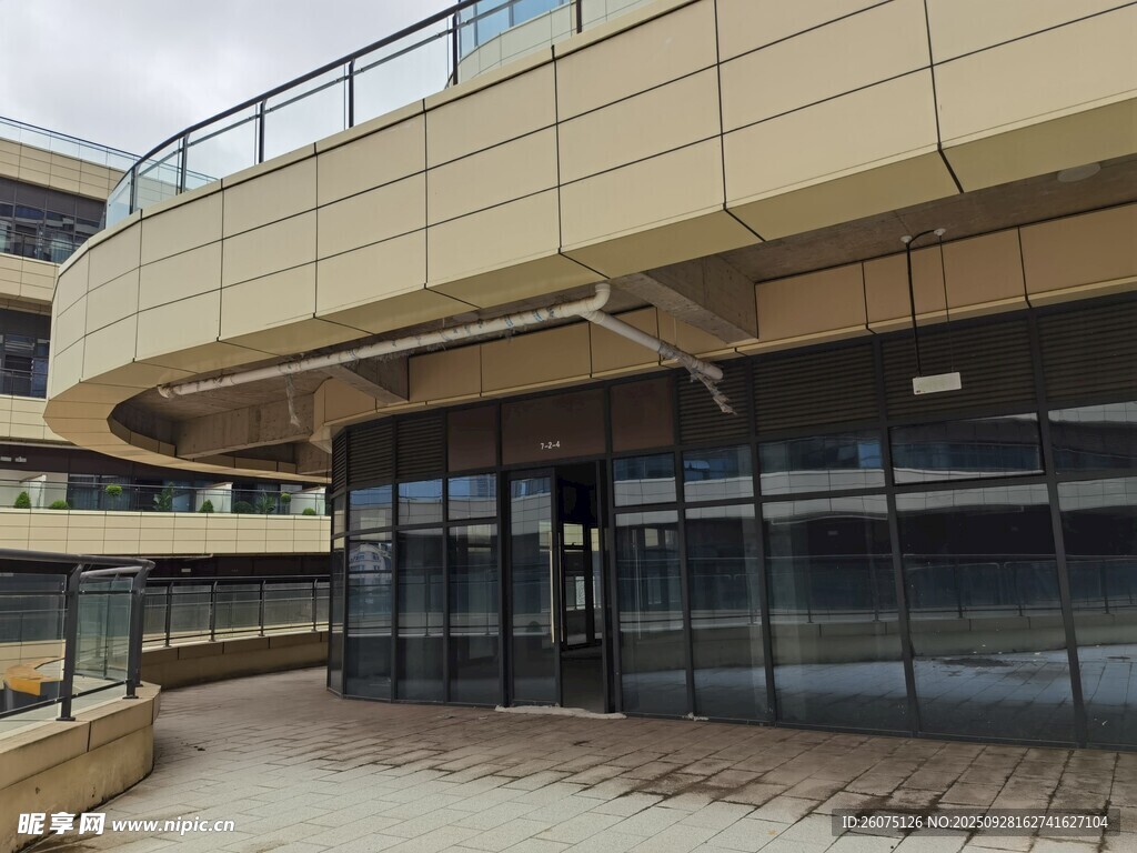 现代风格建筑外观一角