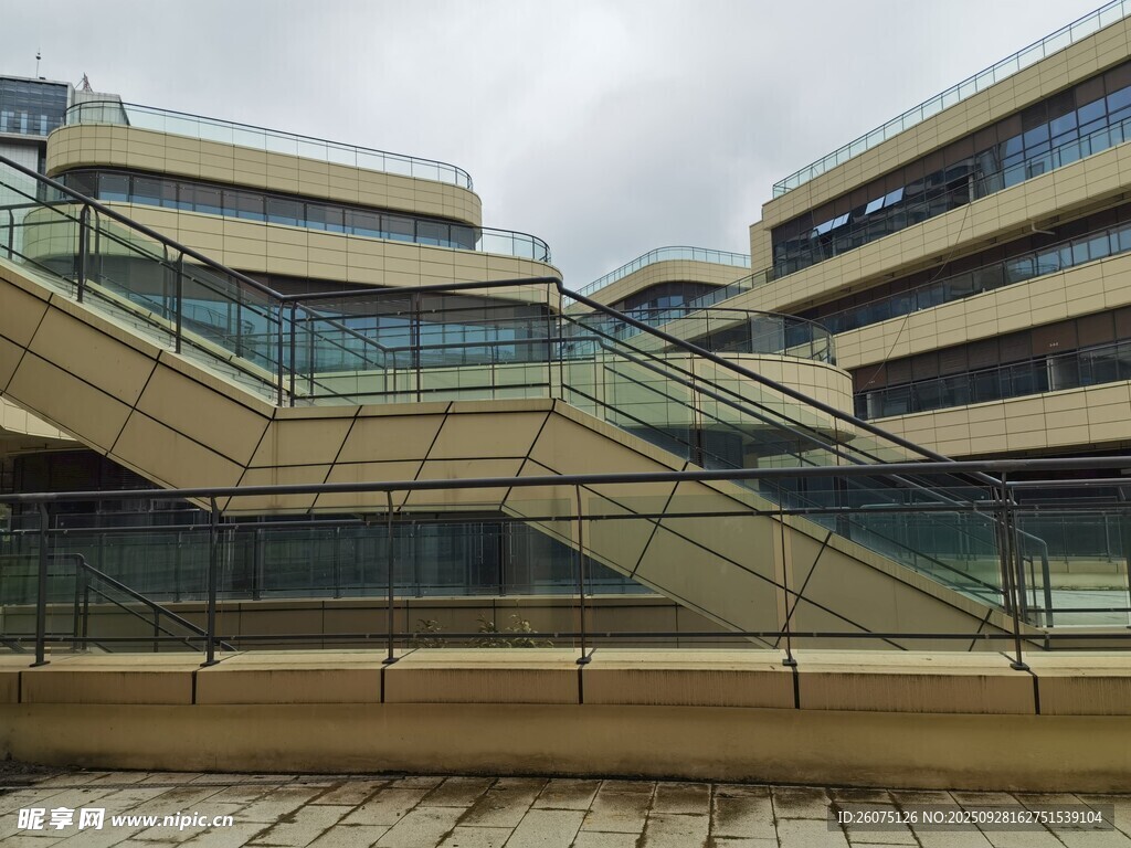 现代风格多层建筑外观