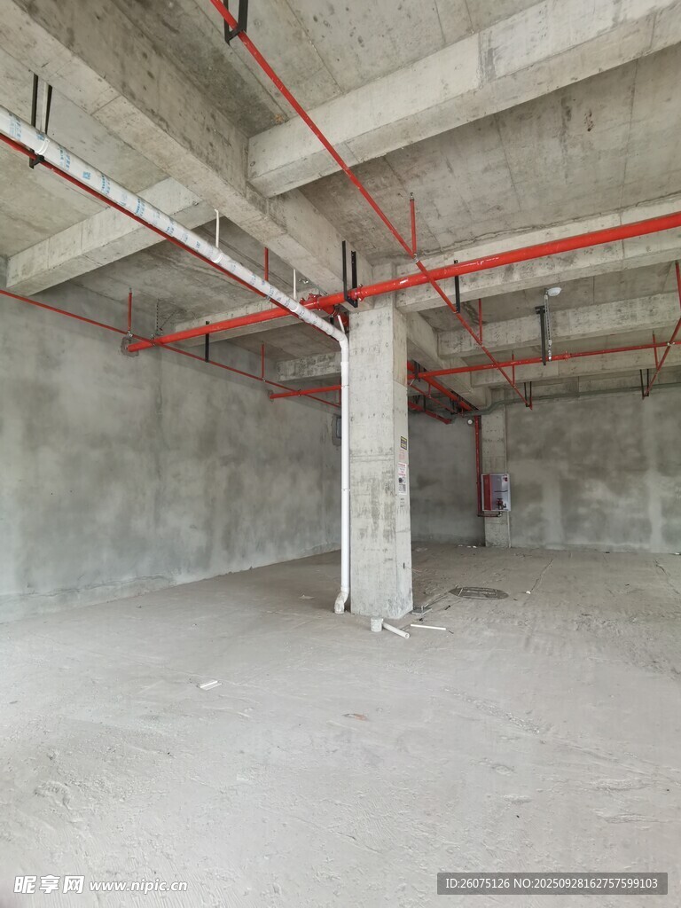空旷毛坯地下室空间展示