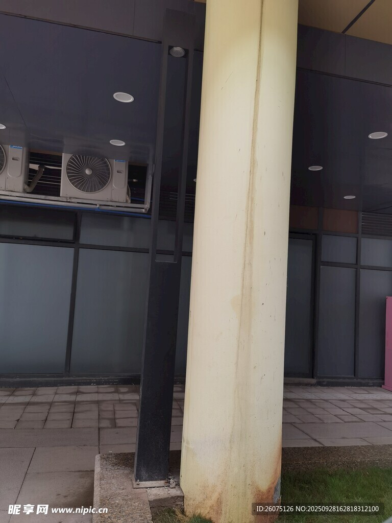 室外墙边的空调外机设备