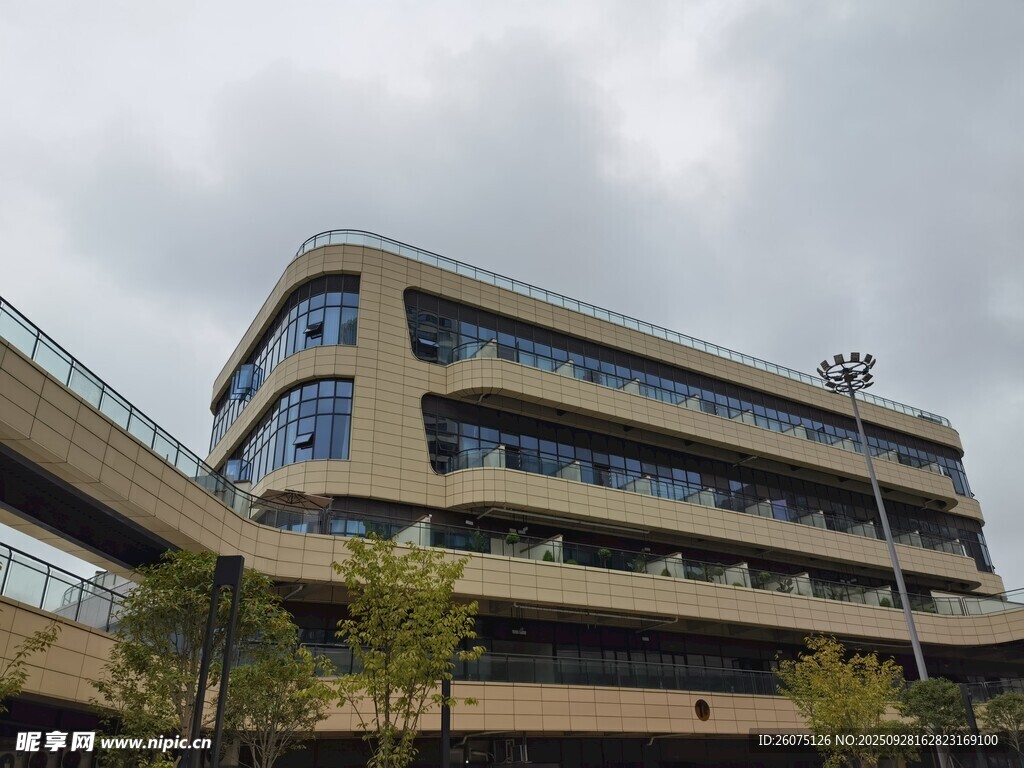 多层现代化建筑外观景观