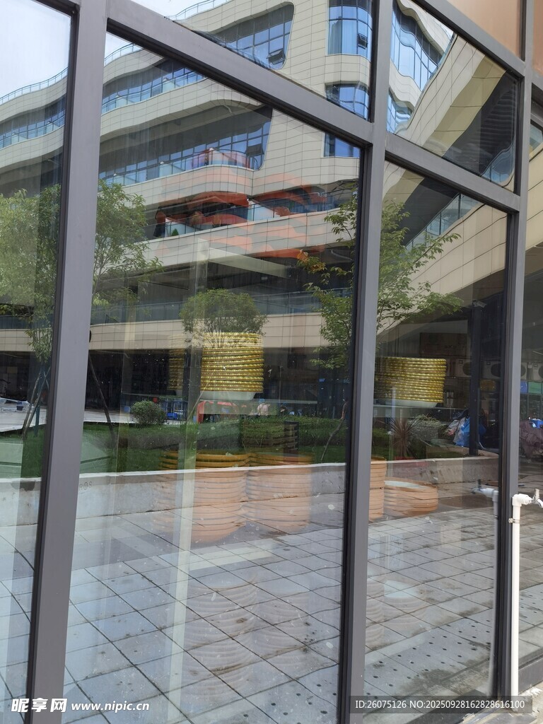 现代建筑玻璃门窗景观