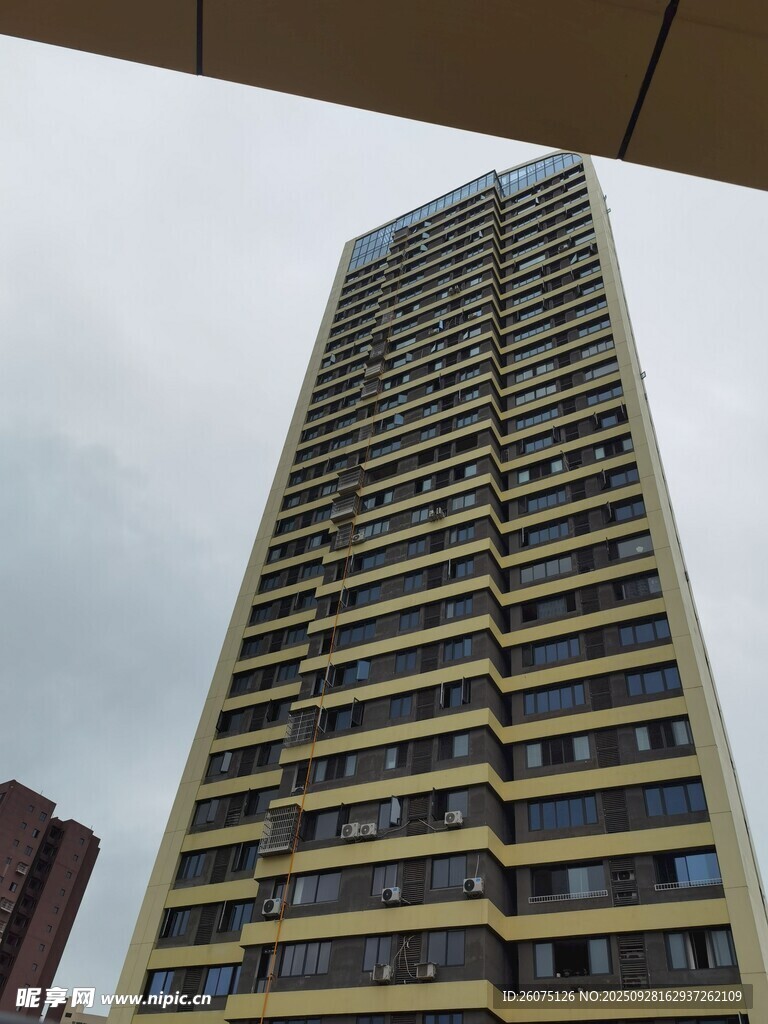 高耸入云的现代高层住宅