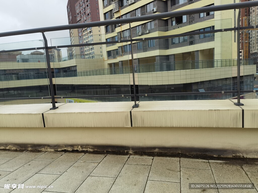 城市阳台外的建筑景观