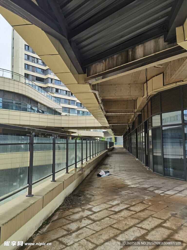 户外长廊静谧的砖石步道