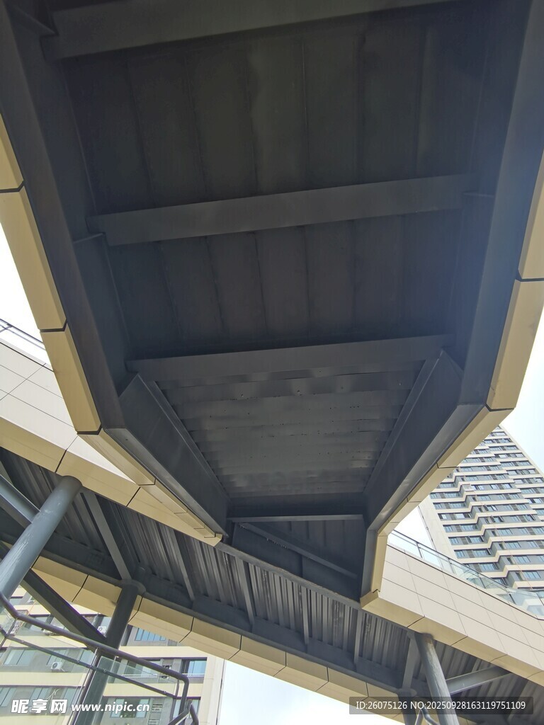仰视下的过道楼梯底部结构