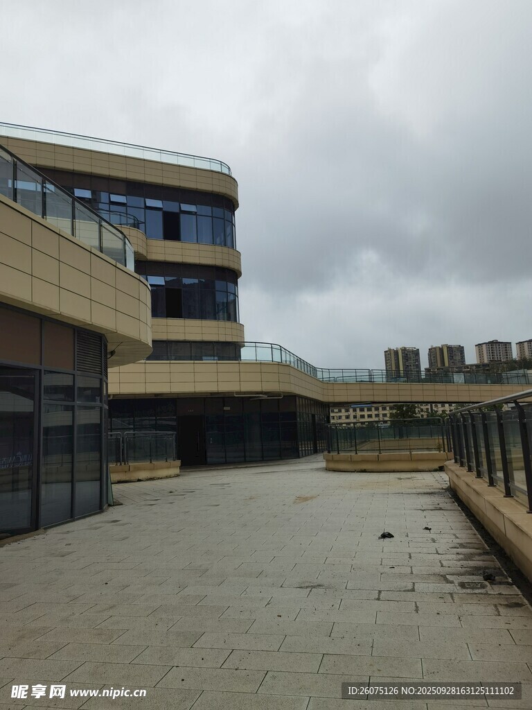 现代建筑外观与开阔场地