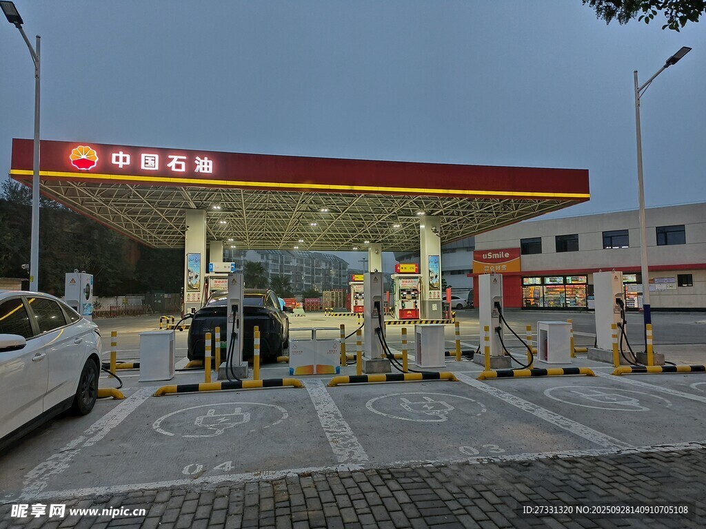 中石化加油站外观景象