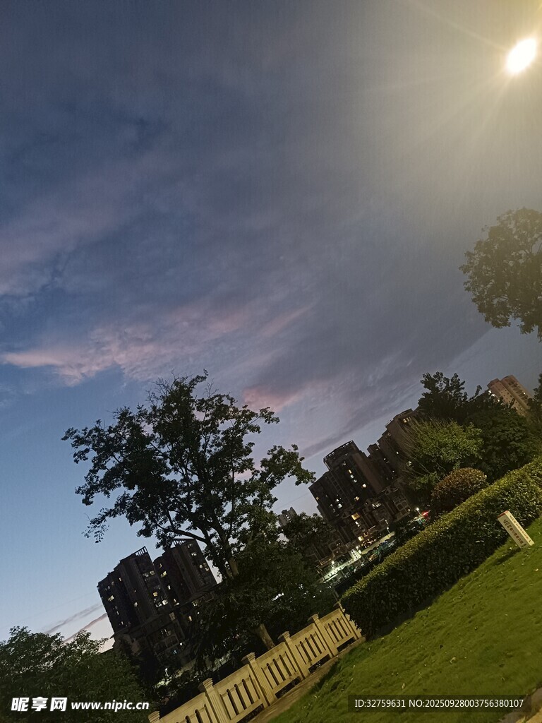 黄昏下的园林美景
