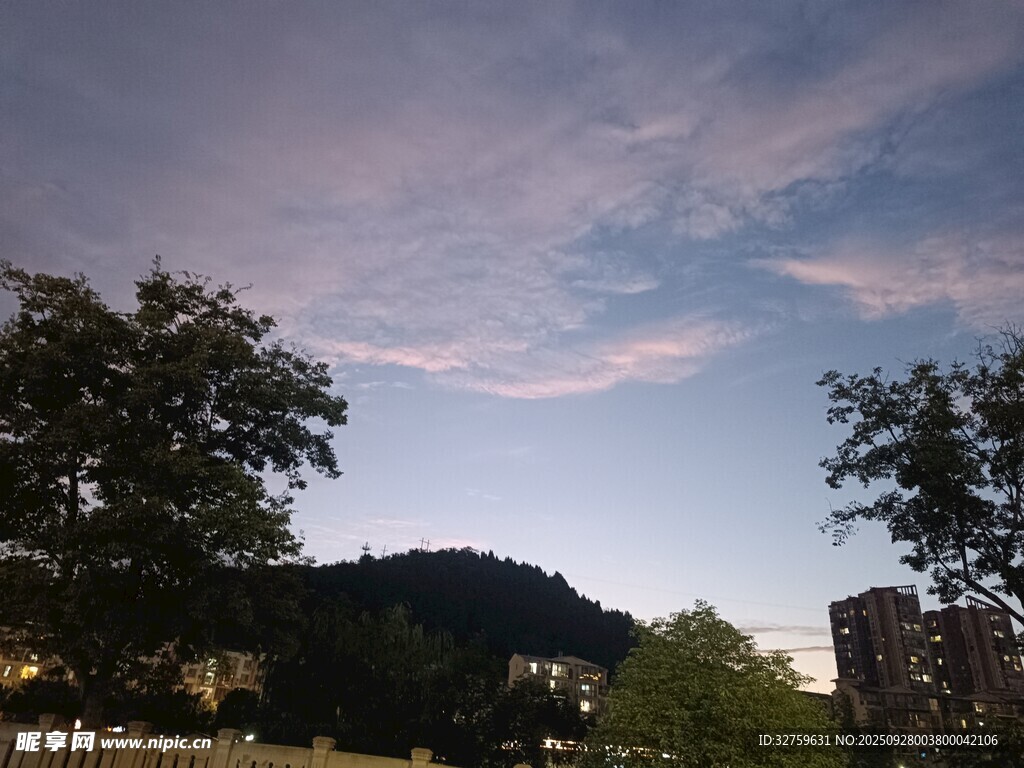 黄昏时分的山林天空美景