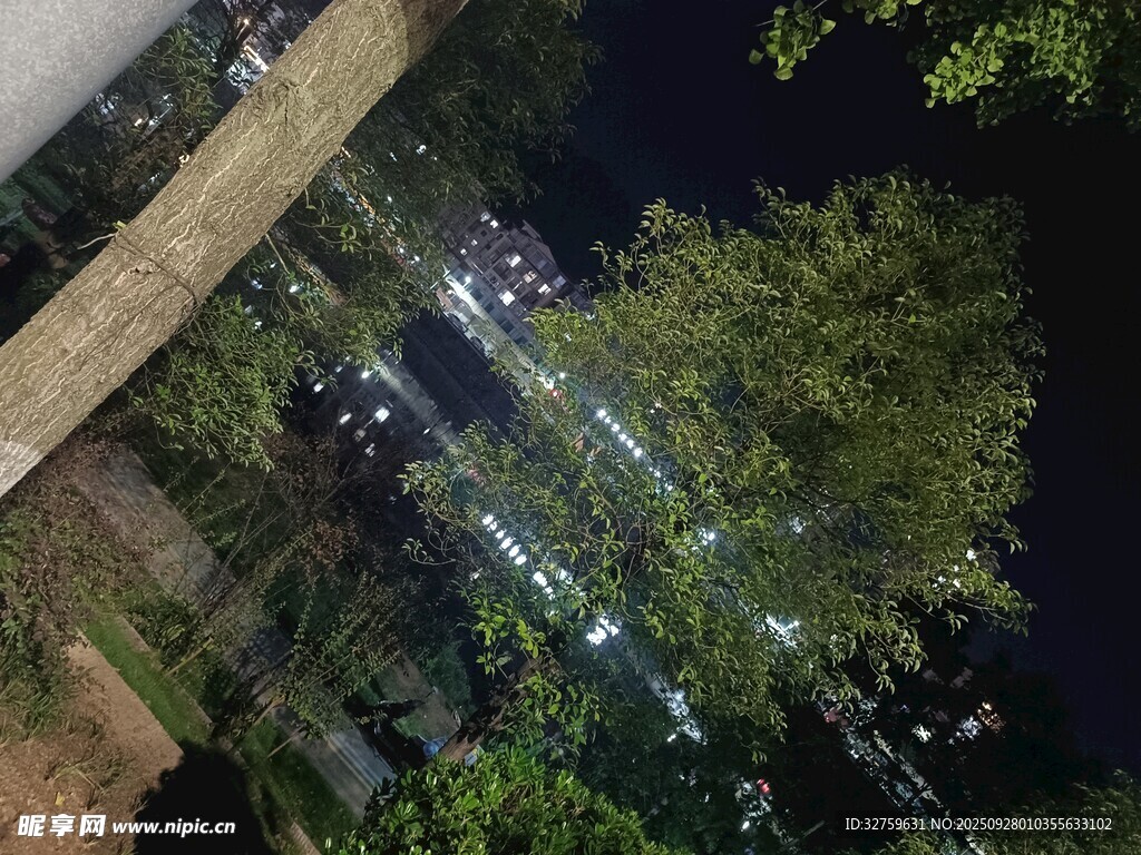 夜晚城市道路灯光景象