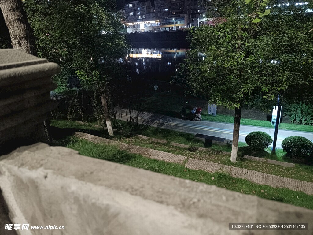 夜晚城市景观俯瞰视角