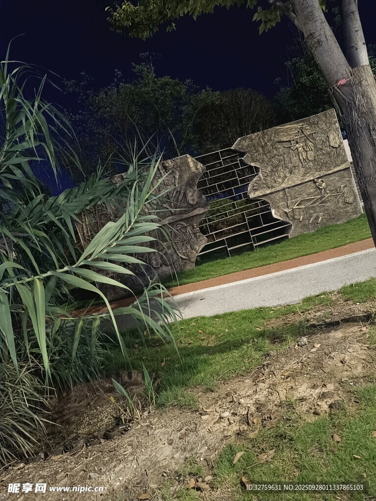夜晚园林小径旁绿植景观