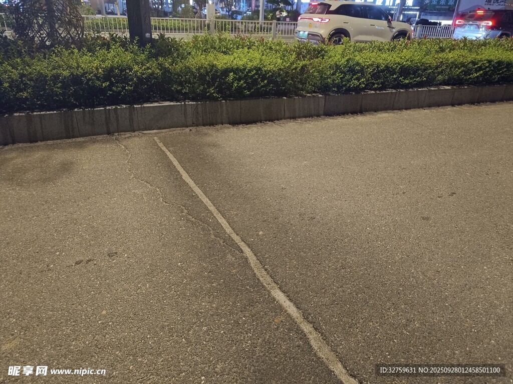 空旷道路与周边绿植景观