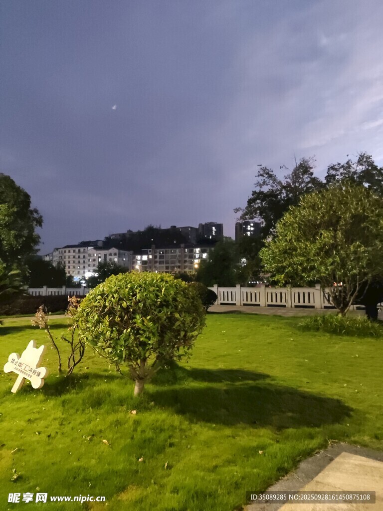 黄昏下的静谧庭院美景