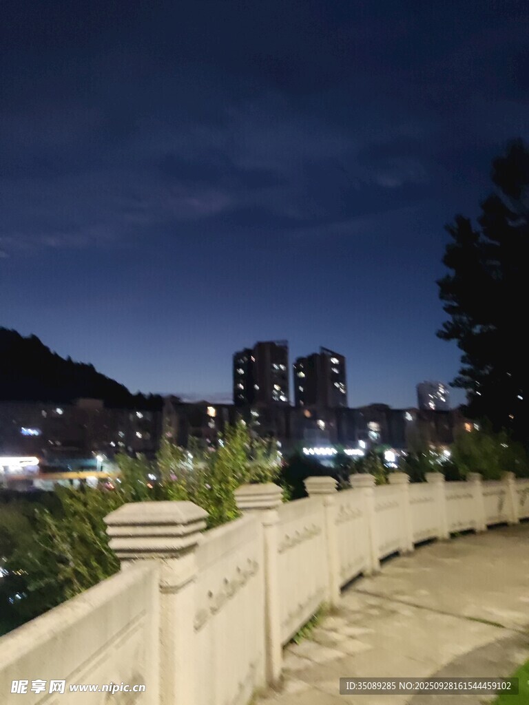 夜晚河畔的静谧城市景致