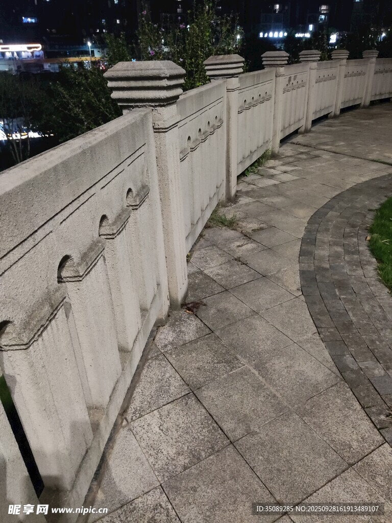 夜晚的石质护栏人行道