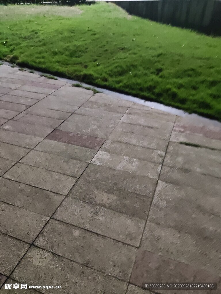 户外石砌地面与翠绿草坪