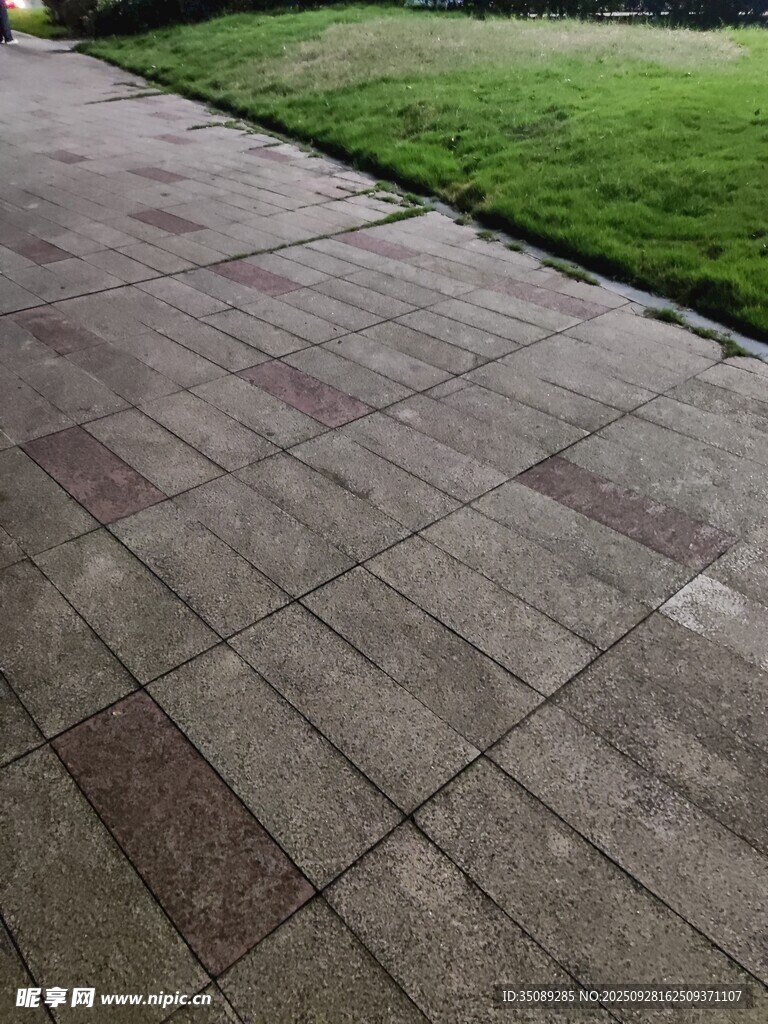 户外铺设整齐的砖石步道