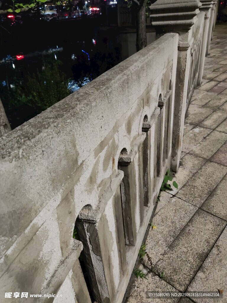 石质护栏夜景特写