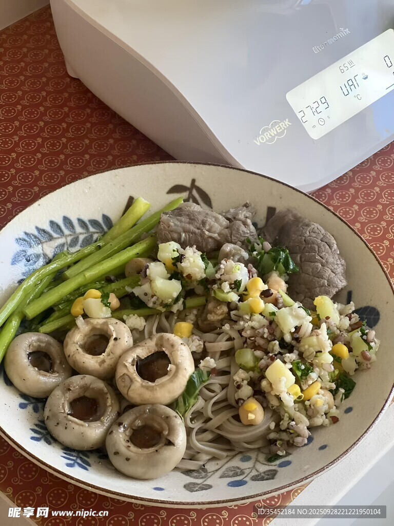 海鲜蔬菜拌面