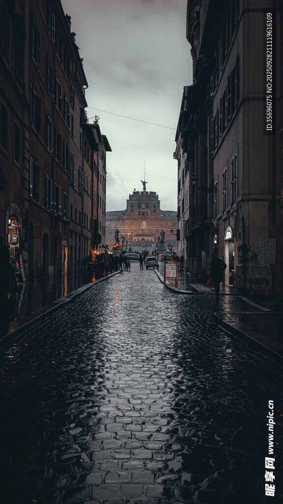 雨中古老街道的静谧景象