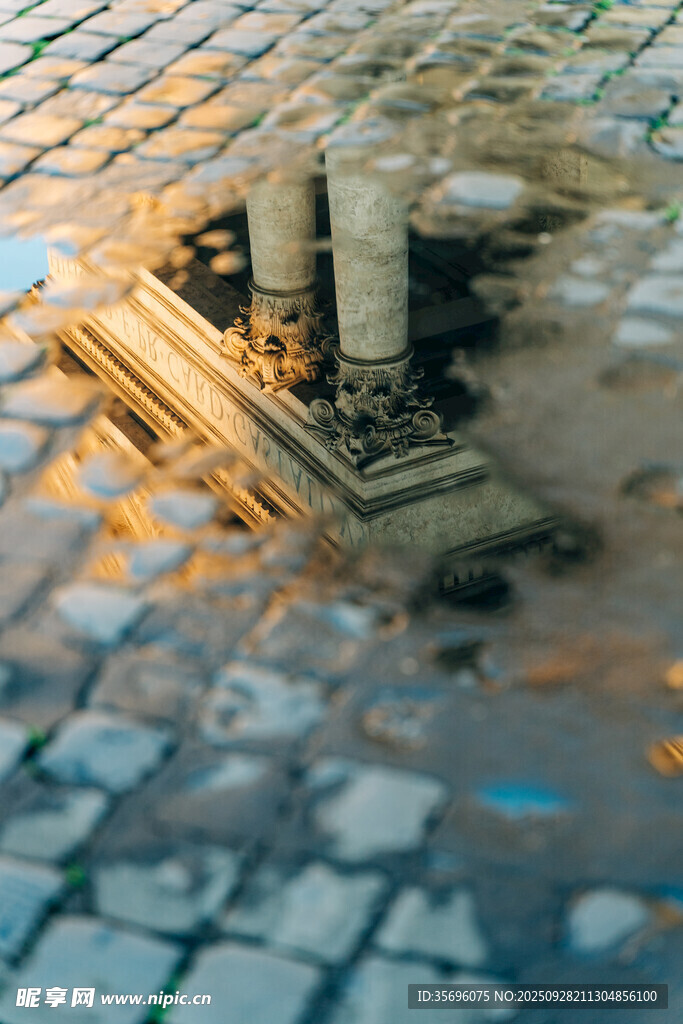 积水映出建筑倒影