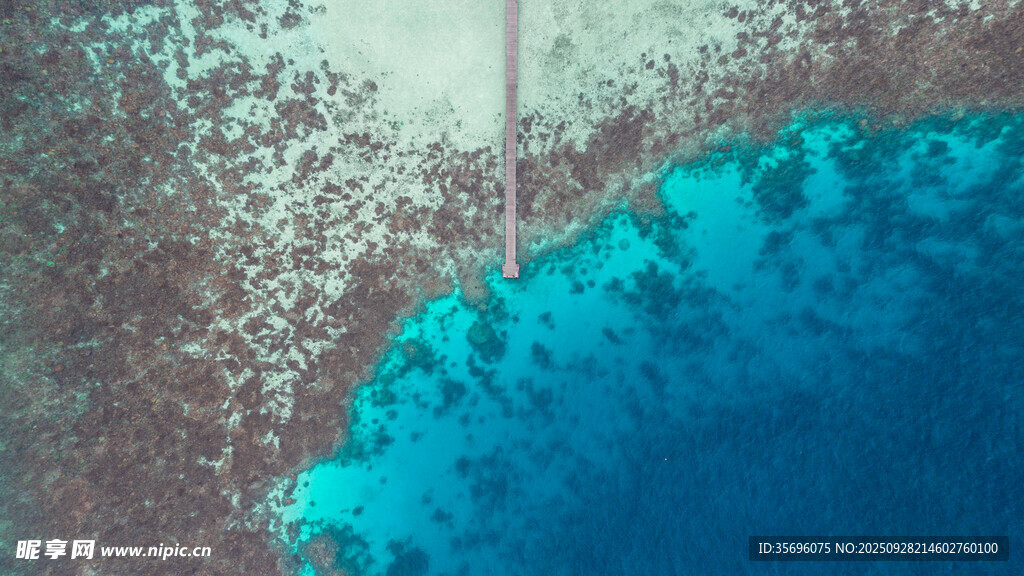 俯瞰蓝色海域与岸边景观
