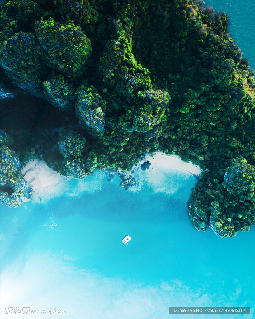 俯瞰碧海环绕的葱郁岛屿