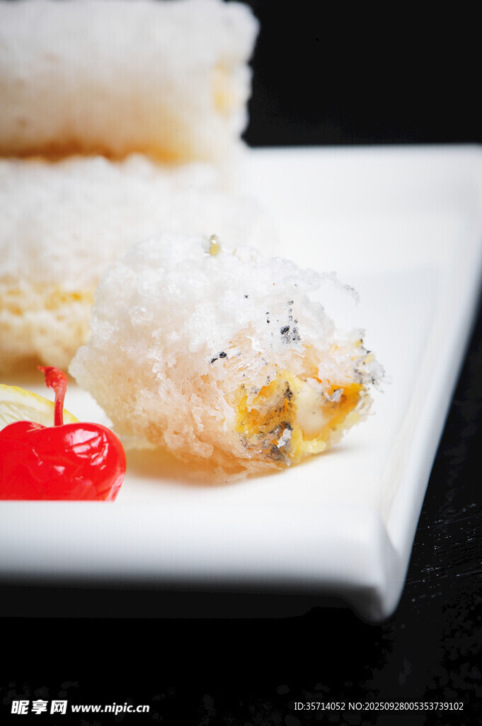 美味饭团配樱桃点缀
