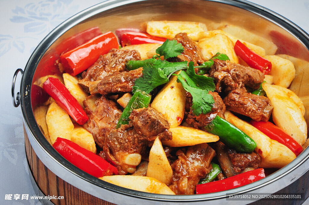 美味排骨土豆干锅