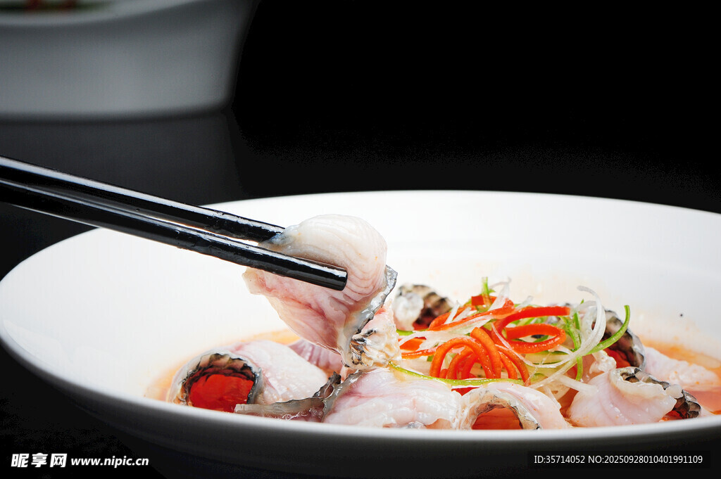 筷子夹起的美味海鲜料理
