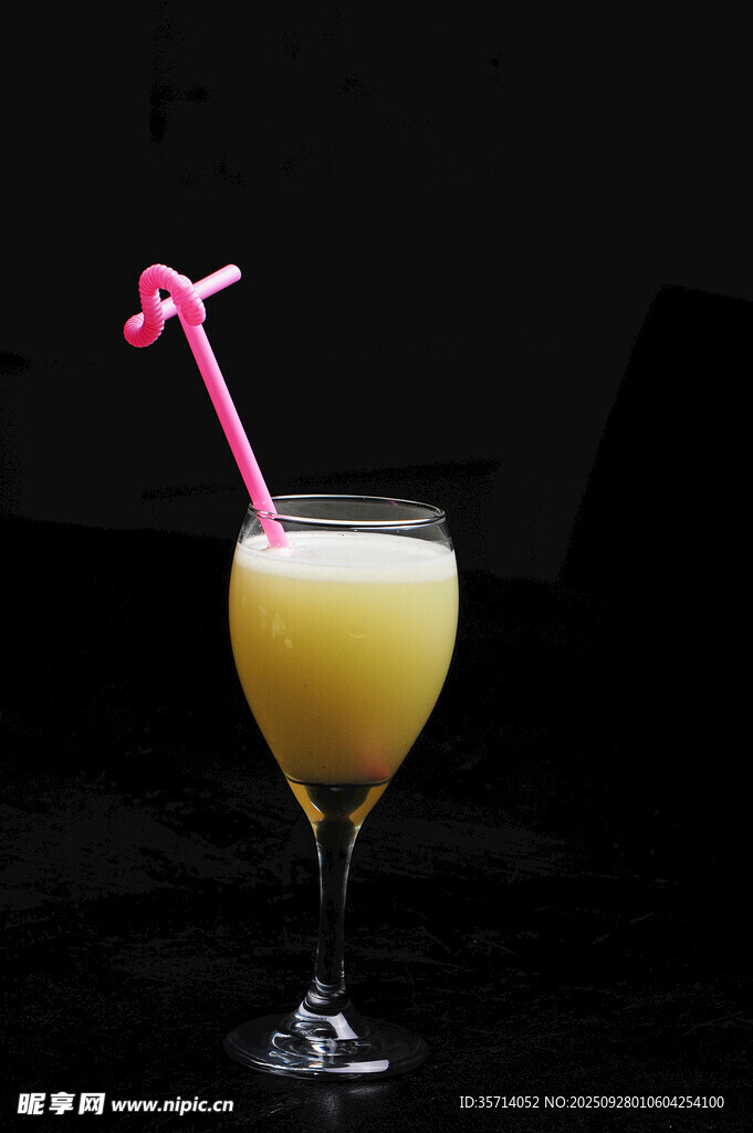 黄色鸡尾酒配粉色吸管