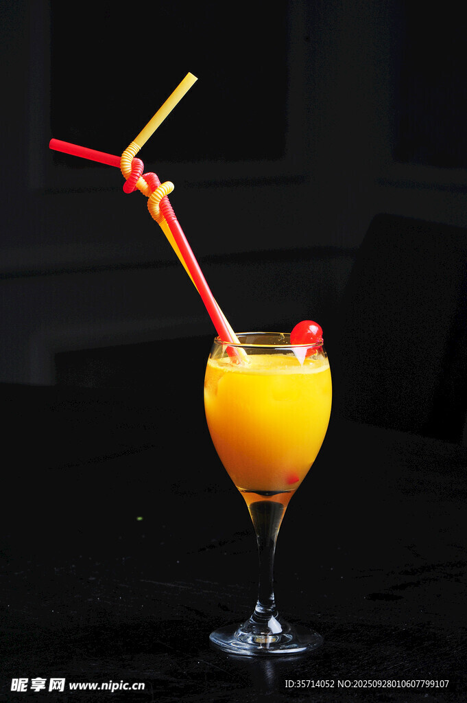 橙色果汁鸡尾酒吸管点缀