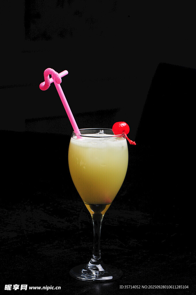 黄色鸡尾酒配装饰