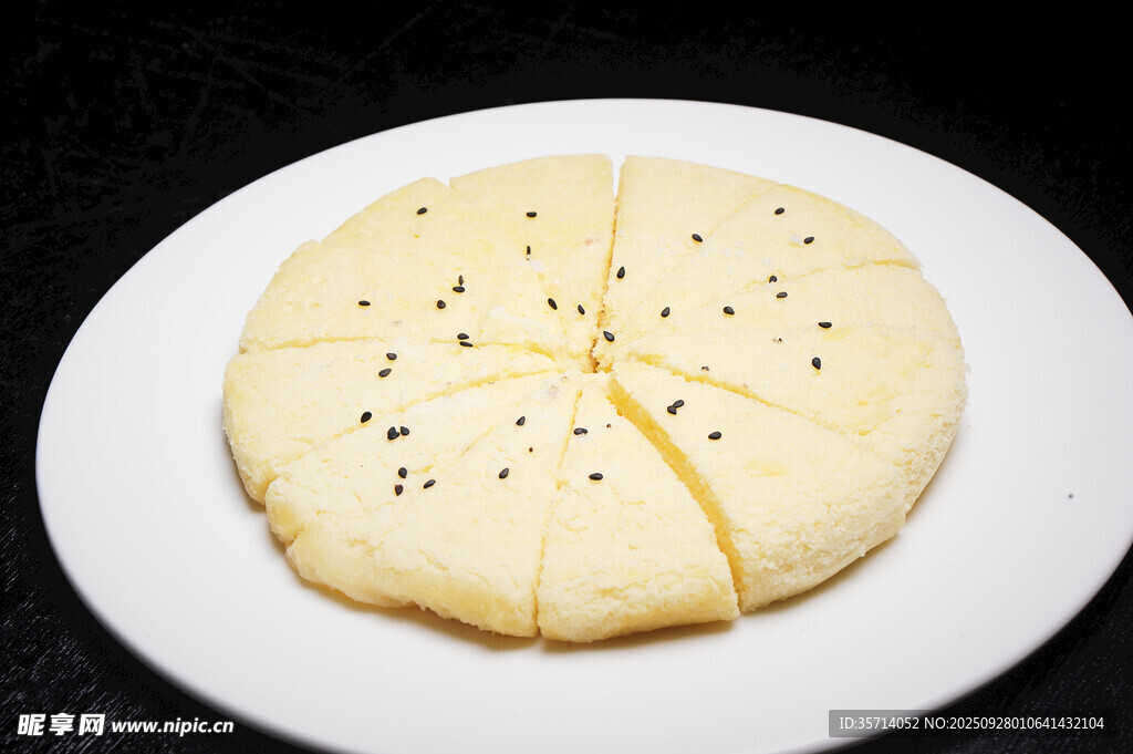 芝麻点缀的美味白面糕点