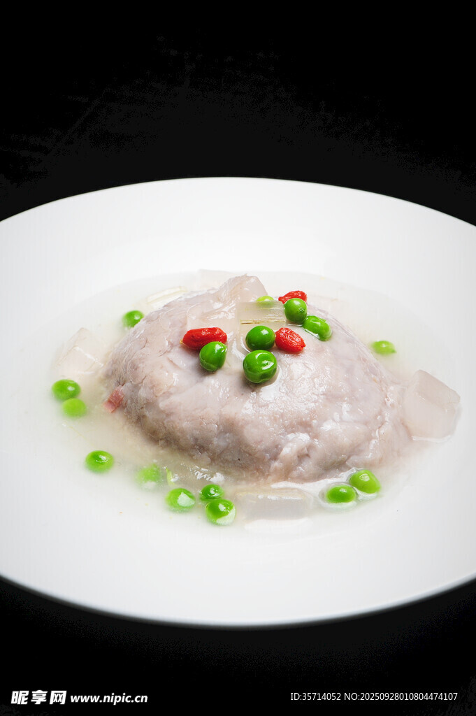 豌豆点缀的精致糊状美食