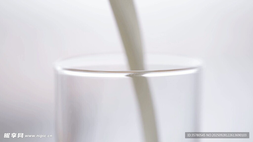 牛奶倒入玻璃杯瞬间