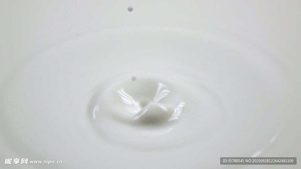 牛奶滴入水中瞬间画面