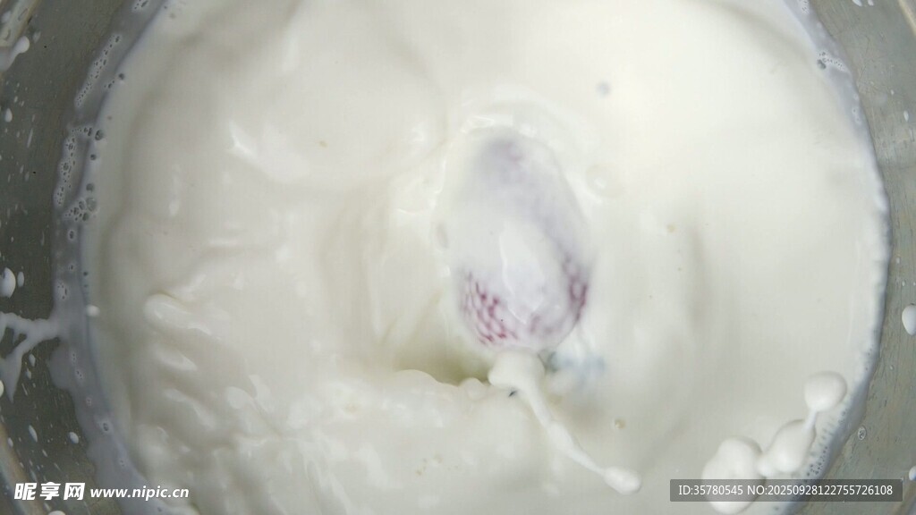 牛奶滴落溅起特写视频素材