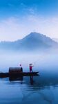 雾中泛舟的悠然山水景