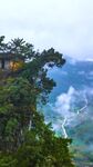 山间云雾缭绕的壮美景色