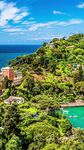海滨葱郁山林中的美丽景致
