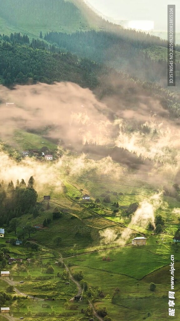 山间晨雾缭绕的美丽景致