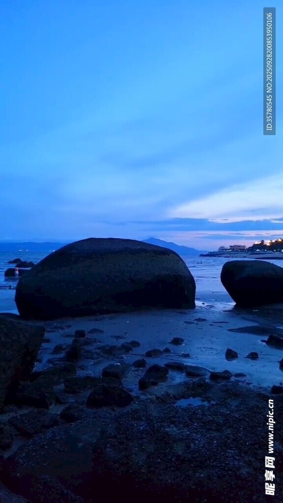 海边暮色中的礁石景观