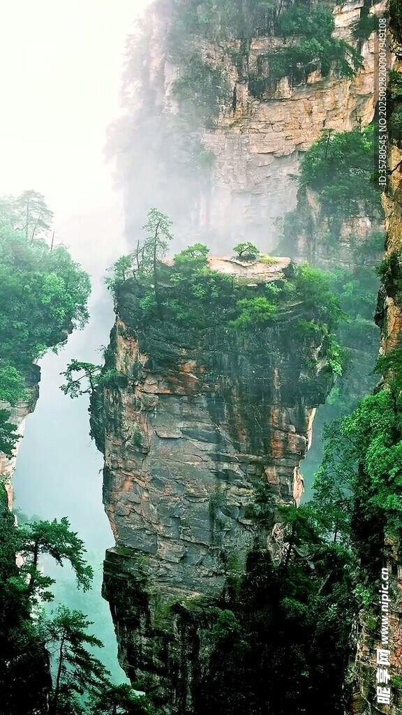 奇峰耸立的壮美自然景观