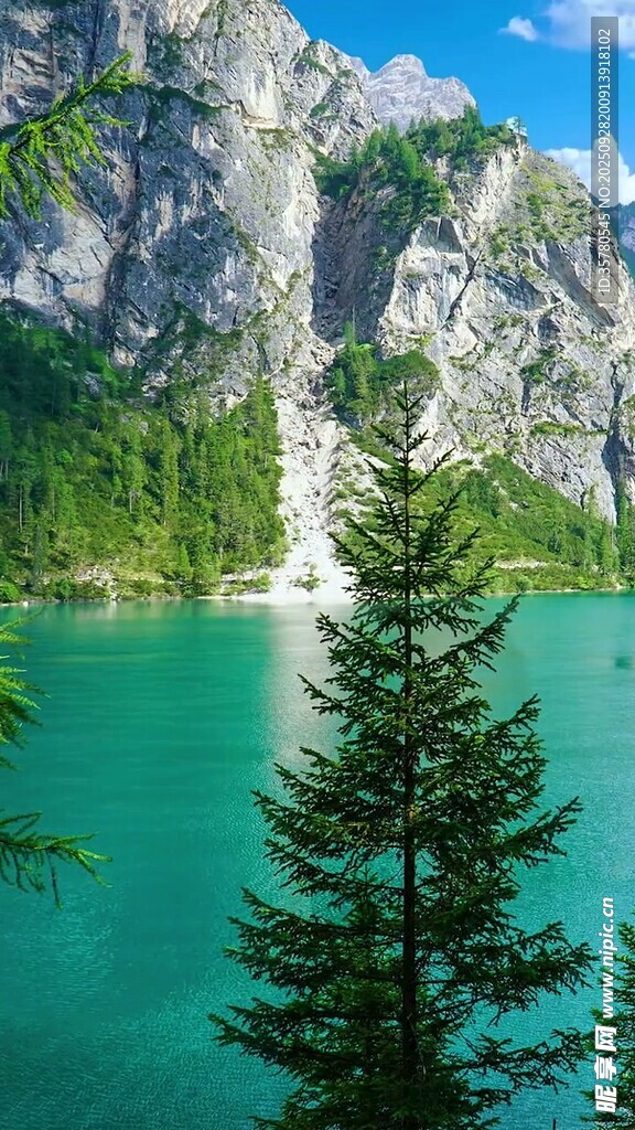 高山翠湖间的秀丽景致