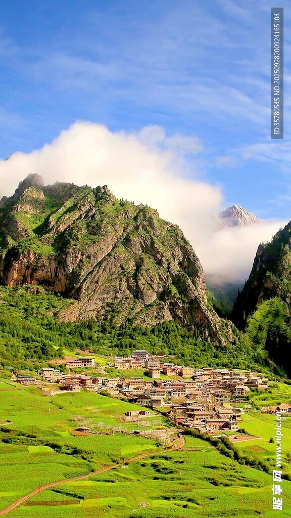 青山绿野间的壮丽自然景观
